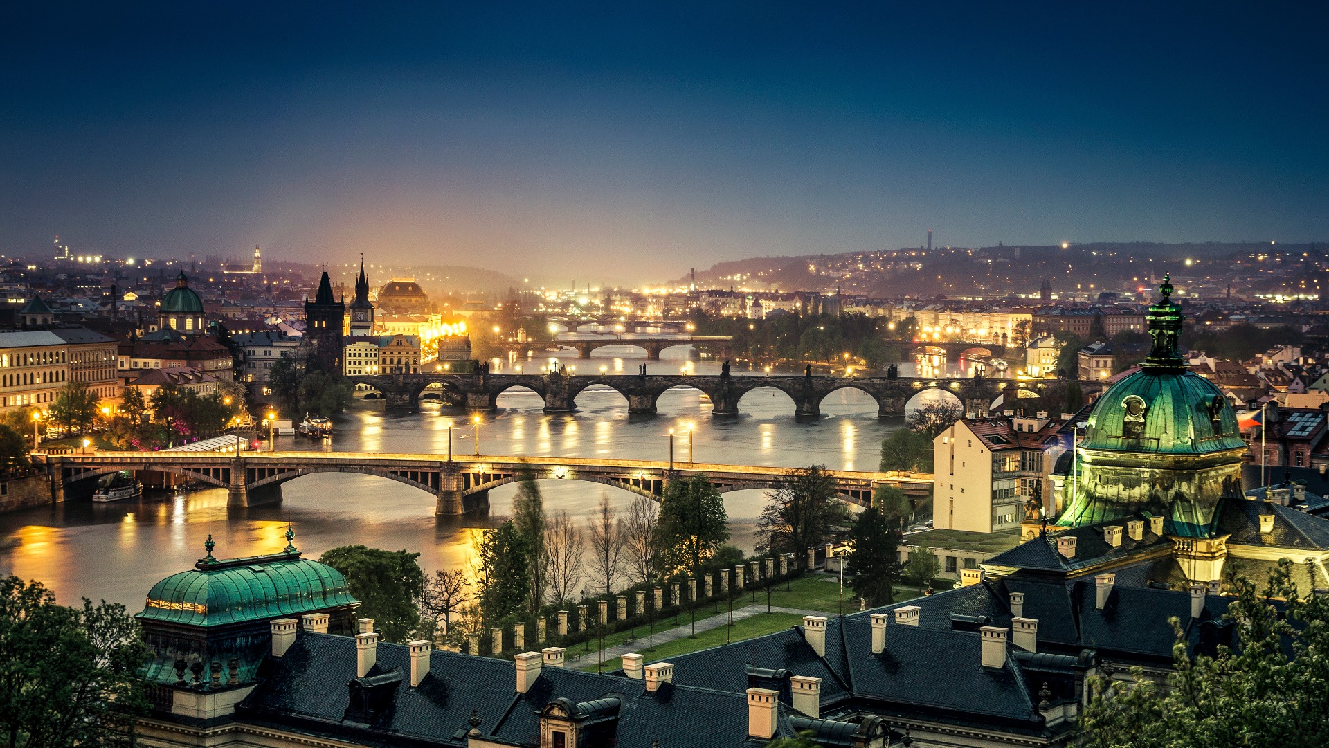 walking night tour prague