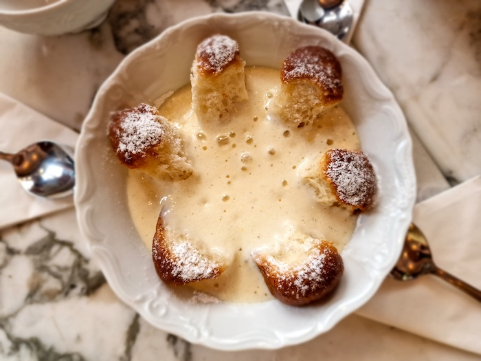Buchtičky se šodó - Small sweet yeast buns served warm with vanilla custard sauce.